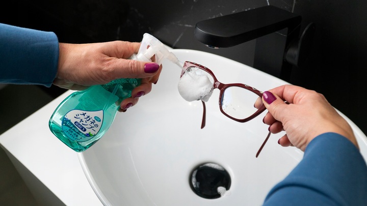 SZAMPON DO OKULARÓW INNOWACYJNY JAPOŃSKI ZAPACH MIĘTA-JAGODA 200 ML SOFT99