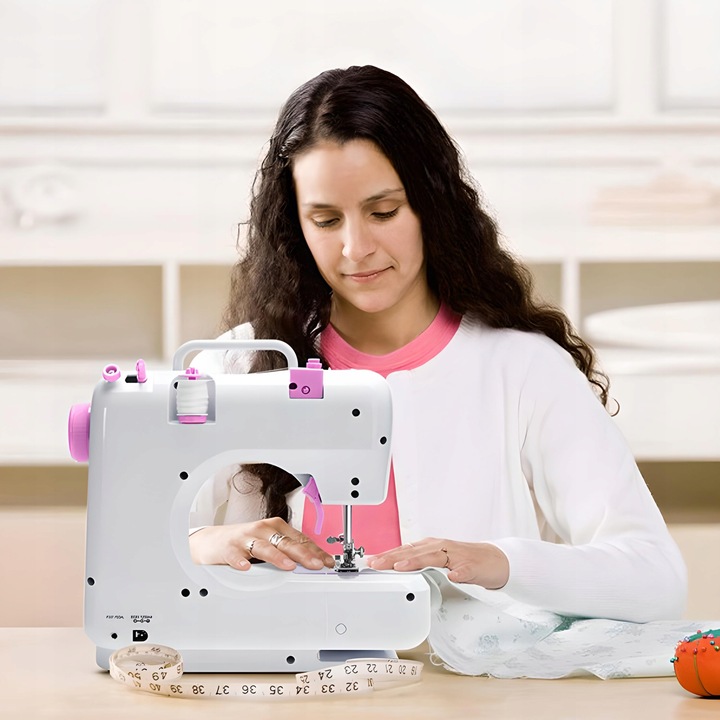 MASZYNA DO SZYCIA MINI PRZENOŚNA 12 ŚCIEGÓW AKCESORIA + GRATISY BIAŁA