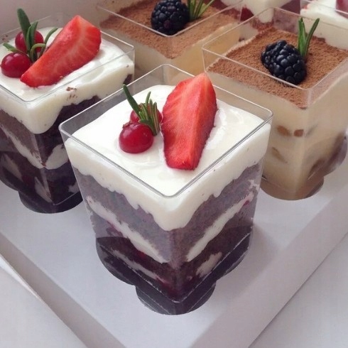 POJEMNIKI PUCHARKI KWADRATOWE DO DESERÓW KUBKI SŁODKI STÓŁ BUFET 60ML