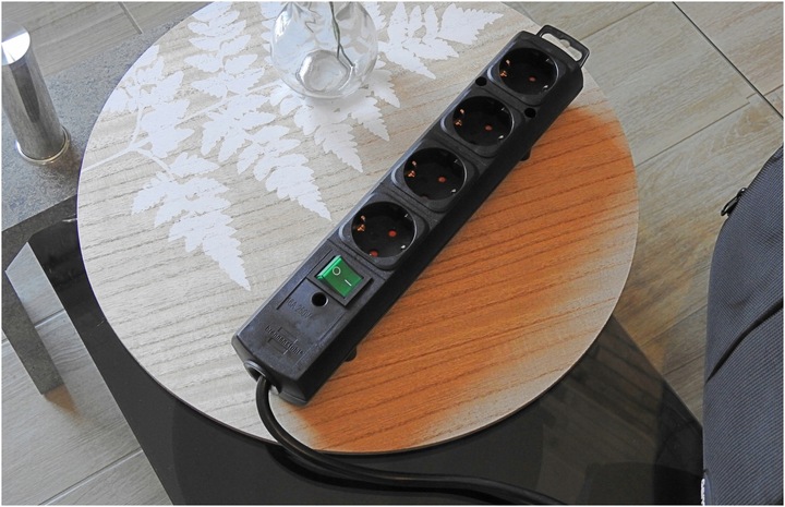 Przedłużacz 4 Gniazda Listwa z PŁASKĄ Wtyczką Do Ciasnych Miejsc Kabel 2m