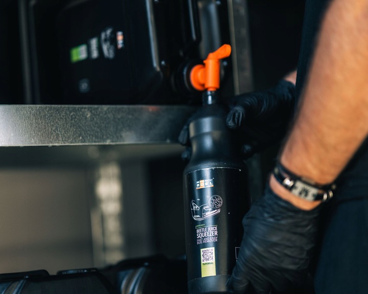 ADBL BEETLE JUICE SQUEEZER DO USUWANIA OWADÓW PTASICH ODCHODÓW Z AUTA 1L