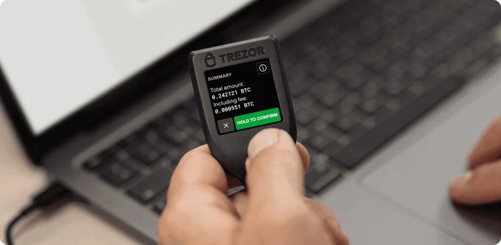 PORTFEL KRYPTOWALUT TREZOR MODEL T