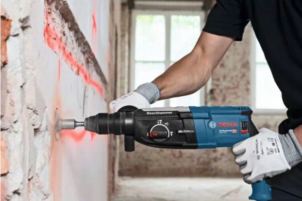 MŁOTOWIERTARKA BOSCH 880W 3,2J GBH 2-28F + WALIZKA