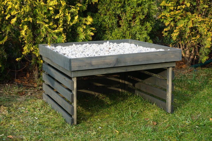 GARAŻ DLA ROBOTA KOSZĄCEGO Z OGRÓDKIEM DLA KOSIARKI AUTOMATYCZNEJ