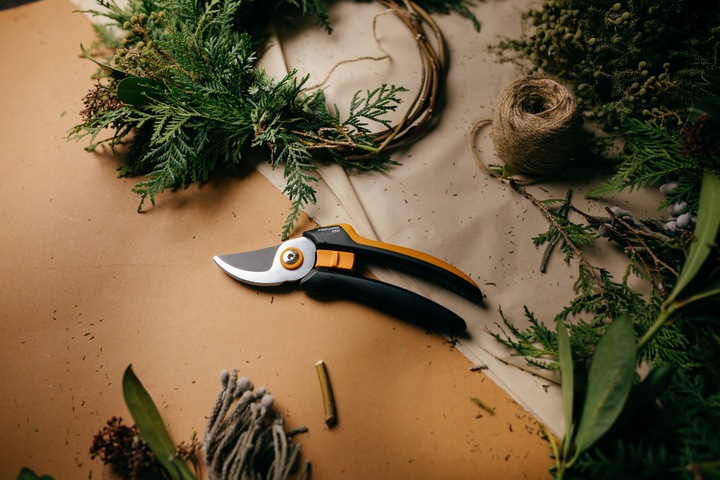 FISKARS SOLID Sekator nożycowy ogrodowy do gałęzi pędów ostry P341