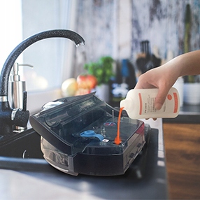 INTELIGENTNY ROBOT MOPUJĄCY Z DWOMA ZBIORNIKAMI NA CZYSTĄ I BRUDNĄ WODĘ