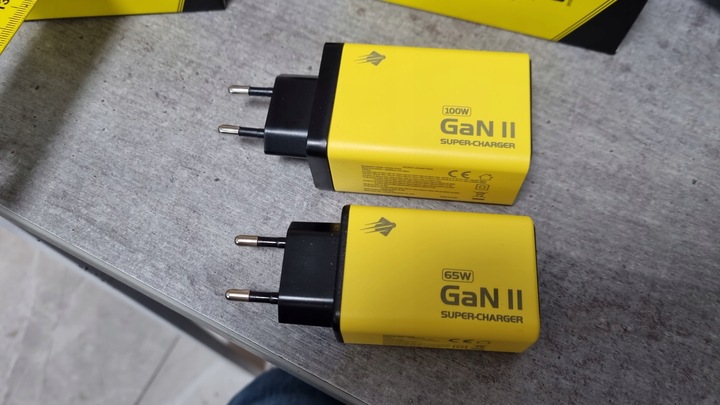 Szybka ładowarka sieciowa GaN II 65W 3A QC 3.0 2x USB C + 1x USB A