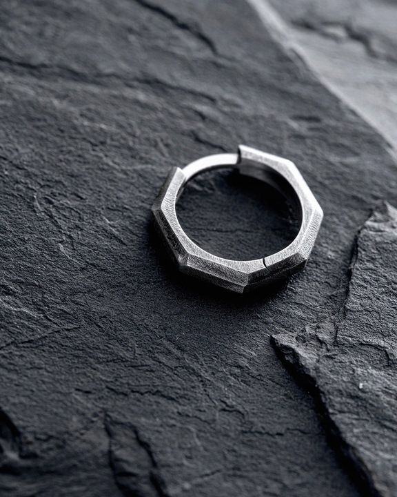 Srebrny kolczyk BRUTAL