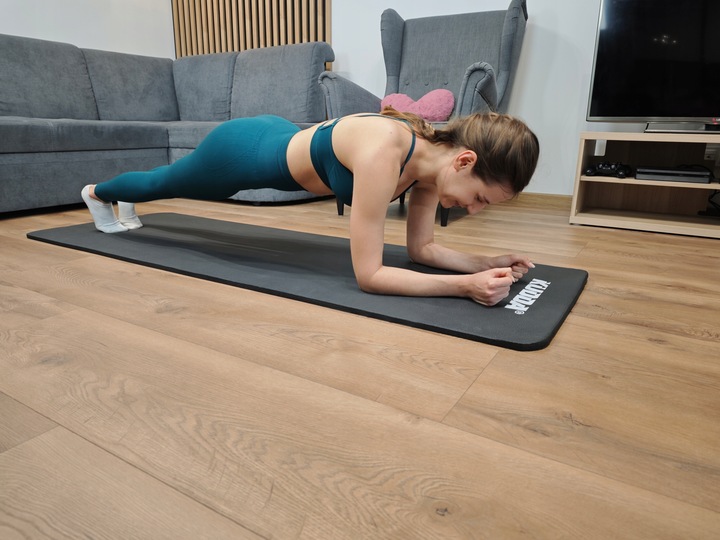 Mata do ćwiczeń jogi gimnastyczna karimata gruba czarna 1,5CM / 15MM NBR