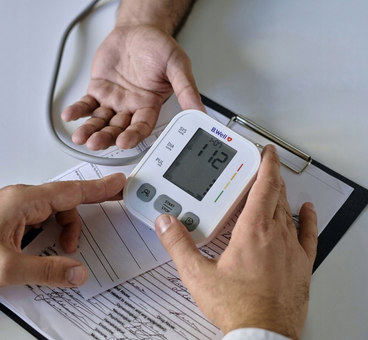 CIŚNIENIOMIERZ NARAMIENNY AUTOMATYCZNY PRO-25 ARYTMIA ETUI Z ZASILACZEM