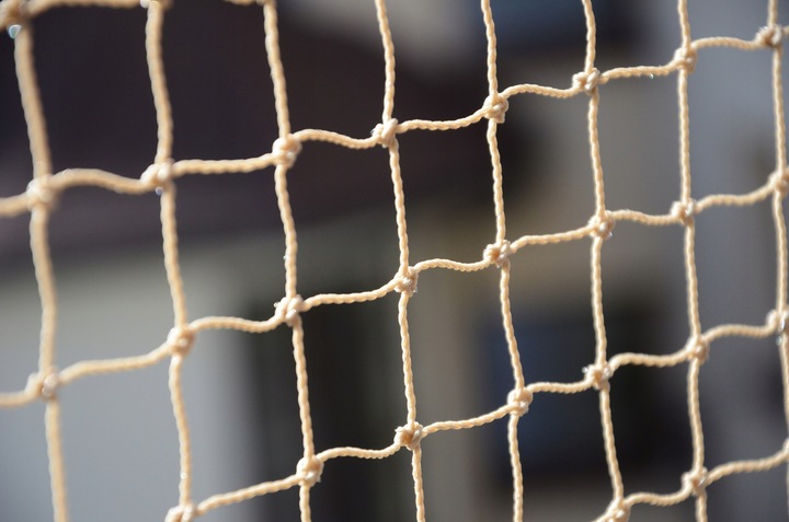 ZESTAW SIATKA NA BALKON 4x3 DLA KOTA WZMOCNIONA DRUCIKIEM BEZ WIERCENIA