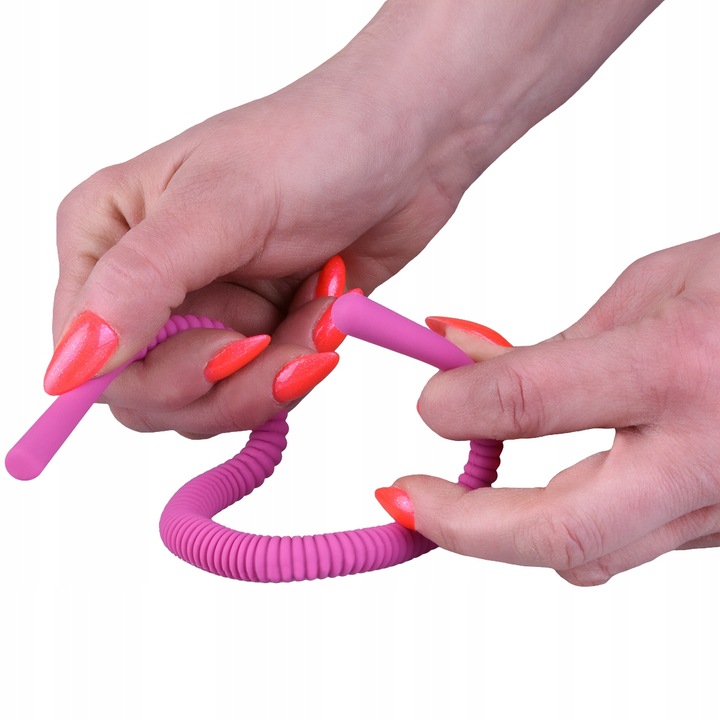 ROZCHYLA CIPKE I STYMULUJE PUNKT G W CZASIE SEKSU