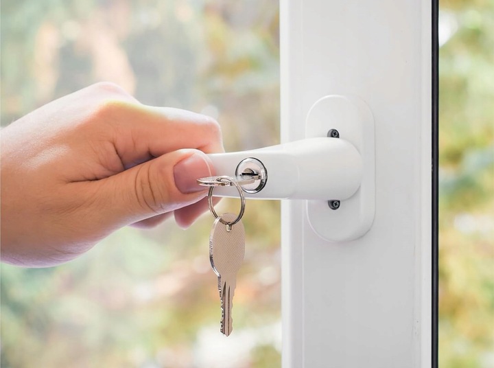 KLAMKA DO OKNA OKIENNA Z KLUCZYKIEM NA KLUCZ ZAMKIEM ZABEZPIECZENIEM