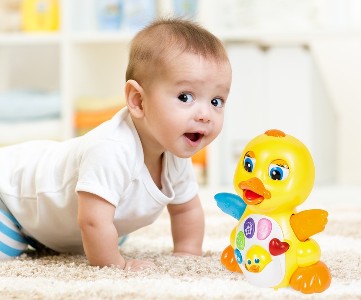 INTERAKTYWNA KACZUSZKA KACZKA GRA JEŹDZI MACHA SKRZYDEŁKAMI SERCE KWACZE