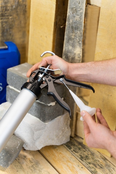 PISTOLET WYCISKACZ do mas silikonu tubowy do masy uszczelniaczy 600ml