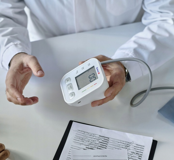 CIŚNIENIOMIERZ NARAMIENNY AUTOMATYCZNY PRO-25 ARYTMIA ETUI Z ZASILACZEM