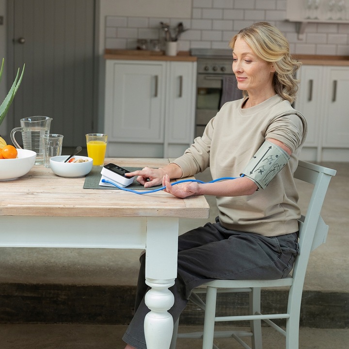 CIŚNIENIOMIERZ NARAMIENNY BRAUN EXACTFIT 3 BUA6150 2MANKIETY ETUI ARYTMIA