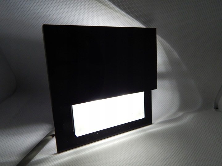 Lampki schodowe z CZUJNIKIEM RUCHU zmierzchu 230v 2W LED Z CZARNA ZIMNA