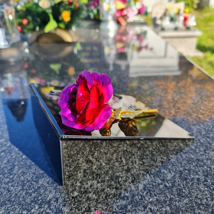ZNICZ na cmentarz RÓŻA Ozdoba DEKORACJA na grób GRAWEROWANY podstawka