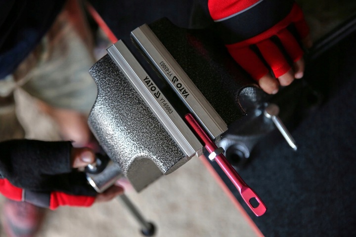 IMADŁO OBROTOWE ŚLUSARSKIE 100 mm ŻELIWNE YATO