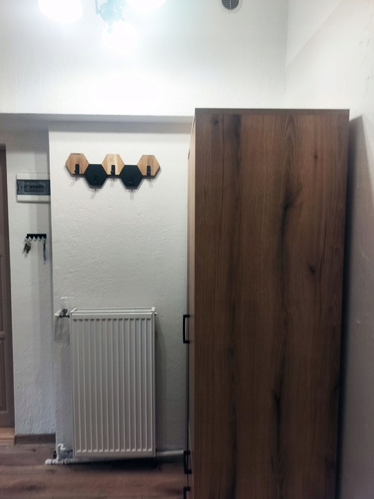 Wieszak ścienny do przedpokoju na ubrania na sciane drewniany Hexagon