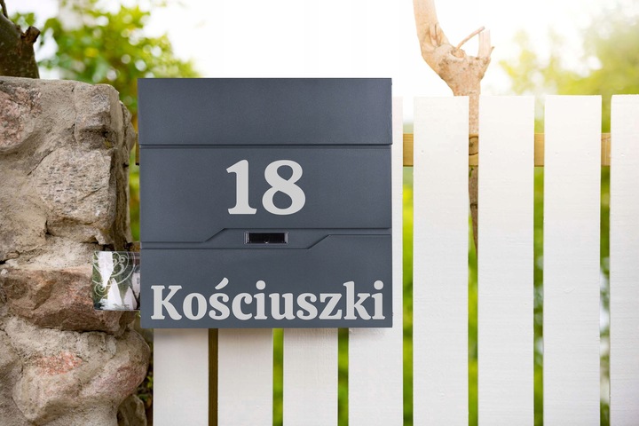 SKRZYNKA POCZTOWA NA LISTY GAZETY POCZTĘ Z NUMEREM DOMU NAZWĄ ULICY