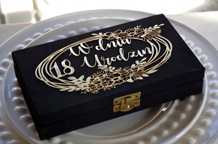Pudełko na Pieniądze Prezent na 18 urodziny OSIEMNASTKA CZARNE BIAŁE