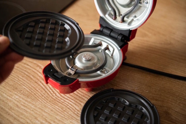 GOFROWNICA MINI GOFRY MOCNA NIEPRZYWIERAJACA 8 PŁYTEK 4 WZORY CZERWONA