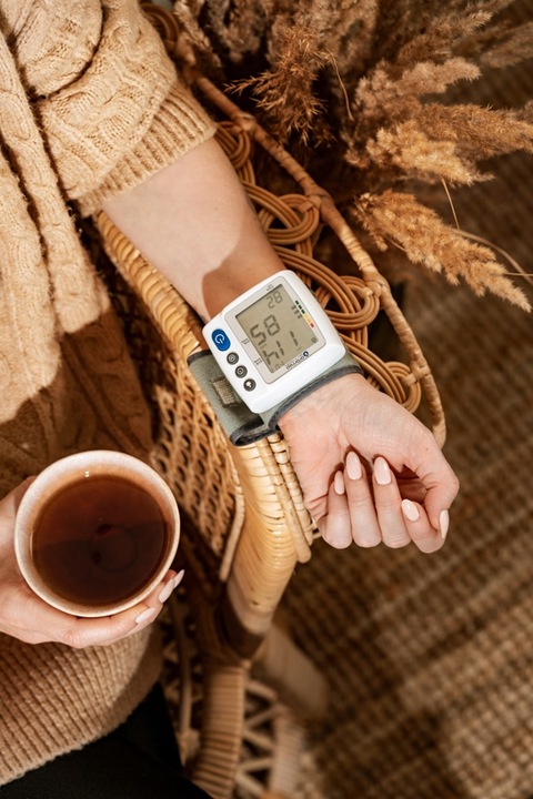 CIŚNIENIOMIERZ NADGARSTKOWY NA NADGARSTEK ETUI ARYTMIA LCD PAMIĘĆ