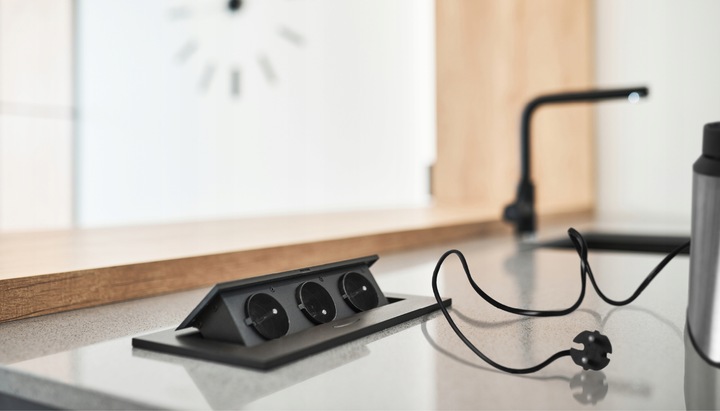 gniazdo wpuszczane chowane w blat potrójne stalowe czarne gniazdo