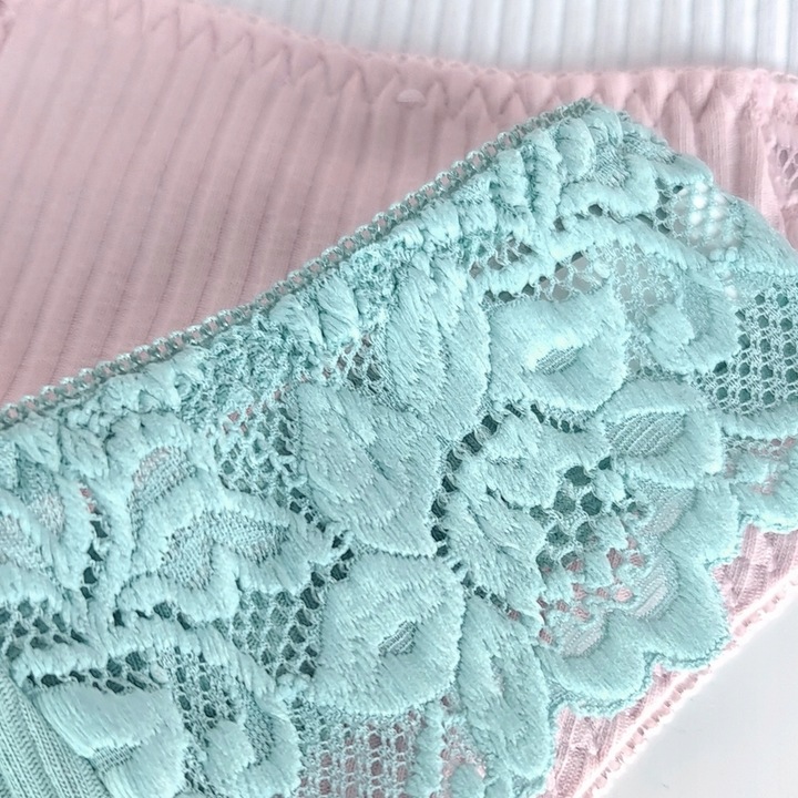 5x WYGODNE BAWEŁNIANE PRĄŻKOWANE STRINGI Z KORONKĄ S/M