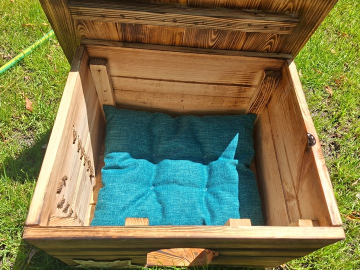 Drewniany domek dla kota Roz. M