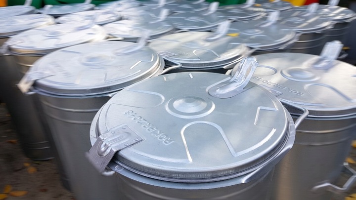 Pojemnik metalowy na śmieci popiół 110l ocynk koła