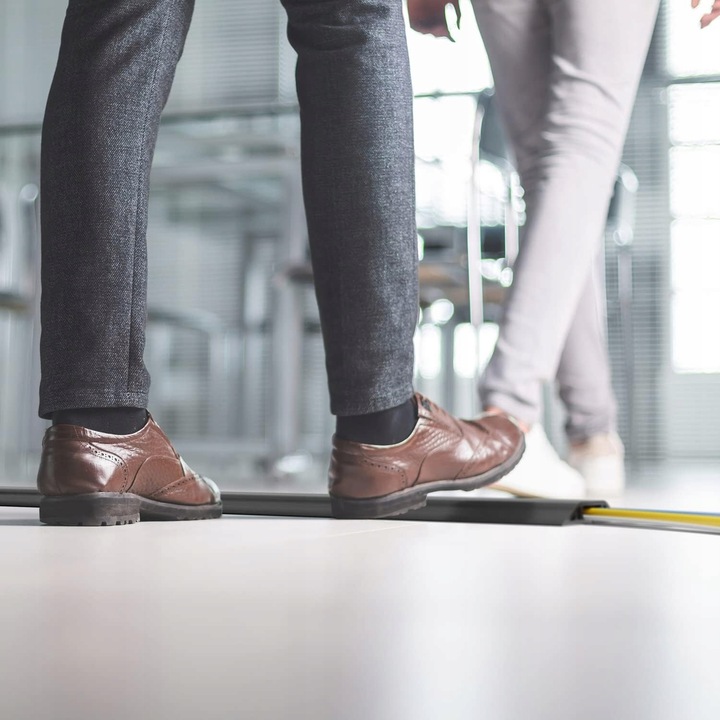 Ochraniacz listwa na kable podłogowa wytrzymała mocna KabelDirekt – 2m