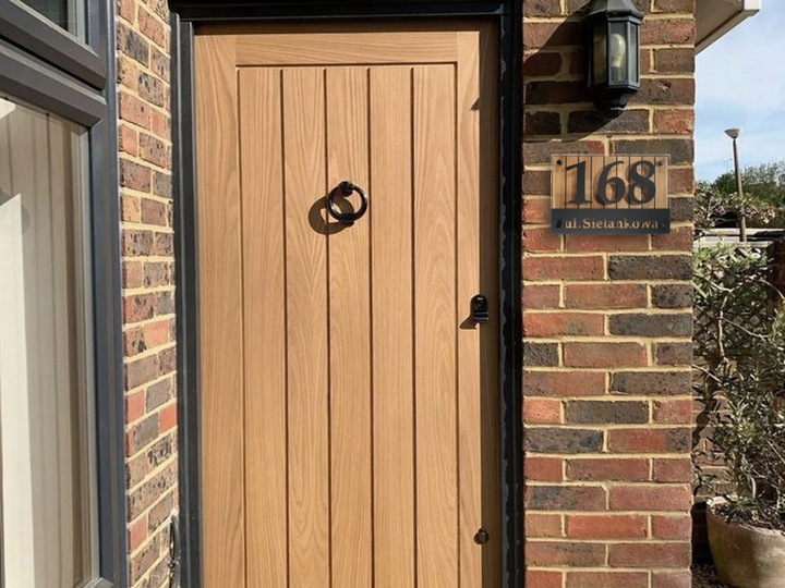 Tabliczka tablica adresowa numerem domu na dom 3d