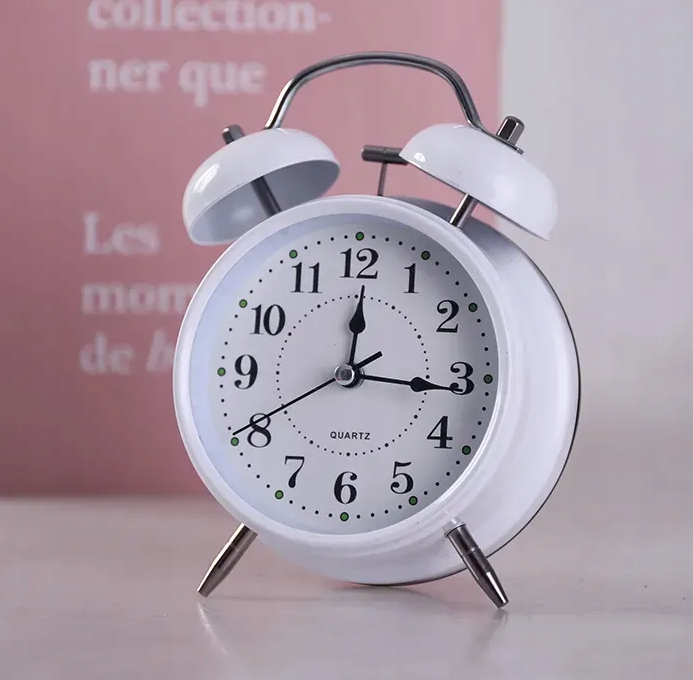 Zegar Retro BUDZIK klasyczny baterie GŁOŚNY alarm ZEGAREK Z KOWADEŁKIEM