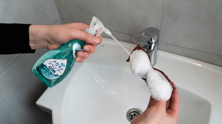 SZAMPON DO OKULARÓW INNOWACYJNY JAPOŃSKI ZAPACH MIĘTA-JAGODA 200 ML SOFT99