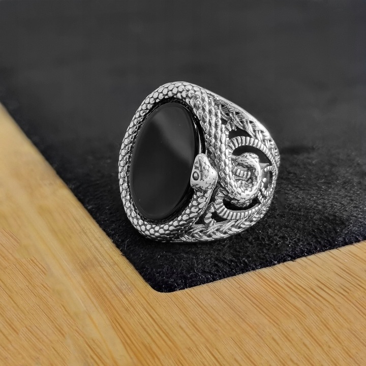 Sygnet srebrny Wąż pr. 925 Pierścień z Owalnym Onyksem i wężem | r. 20