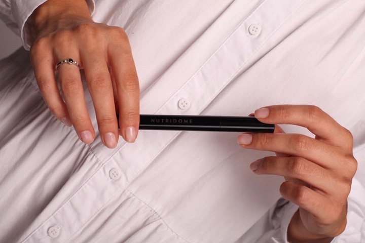 Wosk do brwi Nutridome czarny w kredce EFEKT LAMINACJI