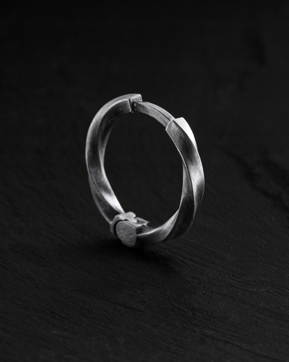 Srebrny kolczyk-kółko THE SPIRAL OF TIME