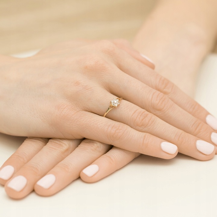 ZŁOTY PIERŚCIONEK pr. 333 KWIATEK z CYRKONIAMI r.11