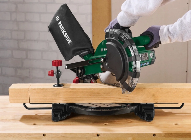 Pilarka ukosowa do drewna Z LASEREM do cięcia PARKSIDE PKS 1500 C4