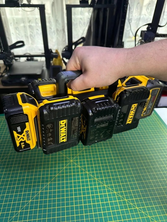 Koszyk na 8 baterii / Akumulatorów, do narzędzi DeWALT 18V i 54V