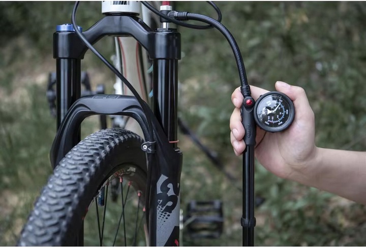 POMPKA RĘCZNA DO AMORTYZATORÓW 300PSI ALUMINIOWA + UCHWYT MANOMETR DAMPERÓW