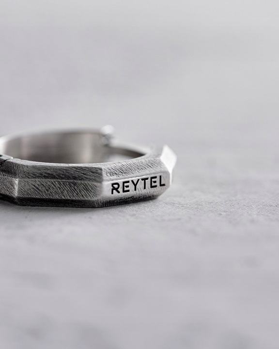 Srebrny kolczyk BRUTAL