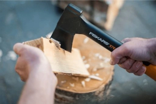 Siekiera Fiskars z ostrzałką ciesielska X7 XS do łupania drewna toporek
