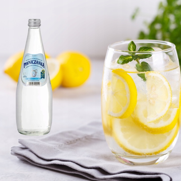 PIWNICZANKA Naturalna Woda Mineralna Niskonasycona CO2 w Szkle 700 ml