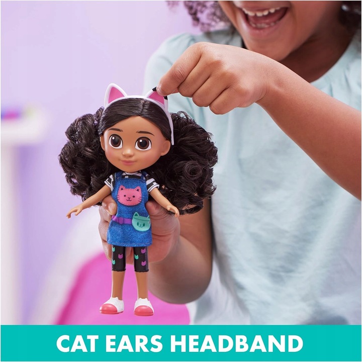 KOCI DOMEK GABI LALKA GABBY W PODRÓŻY Z CZAPKĄ I OPASKĄ KOCIE USZY 20 CM