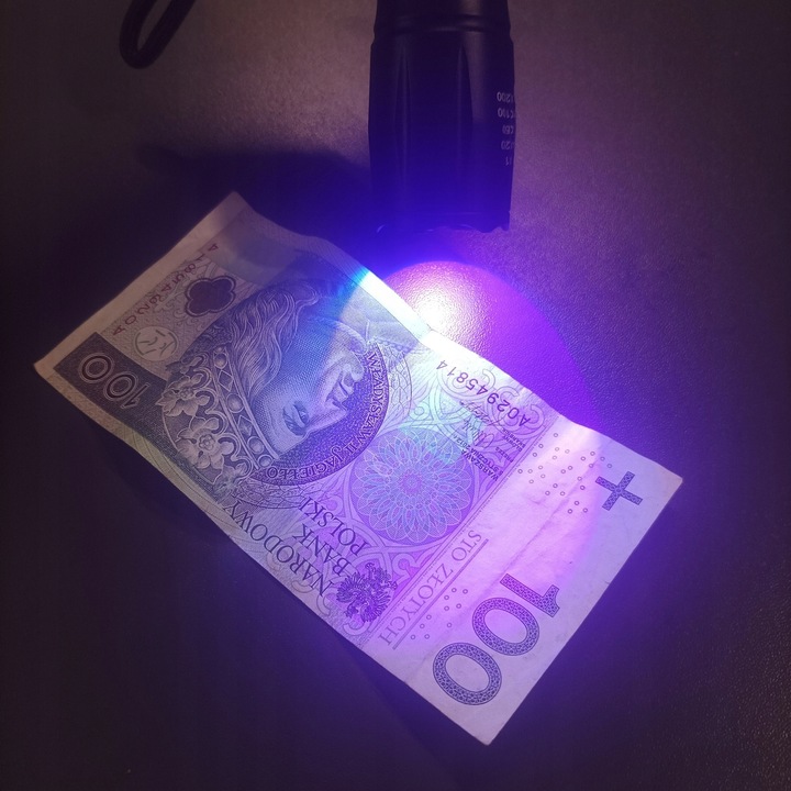 Latarka Taktyczna Wojskowa Mocna Szperacz CREE XPE LED ZOOM z UV Aku + Etui