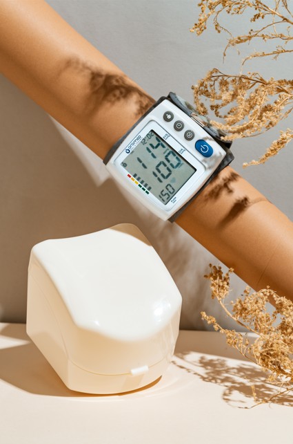 CIŚNIENIOMIERZ NADGARSTKOWY NA NADGARSTEK ETUI ARYTMIA LCD PAMIĘĆ